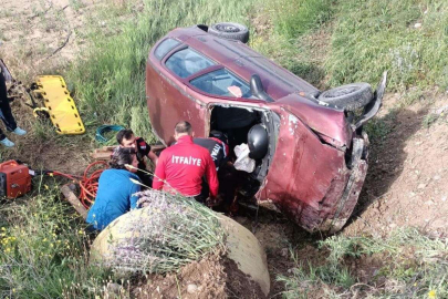 Yoldan çıkan otomobil şarampole devrildi