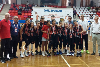 Aydın’dan Macide Gazioğlu Kükürtlü  Ortaokulu iki kupayla döndü