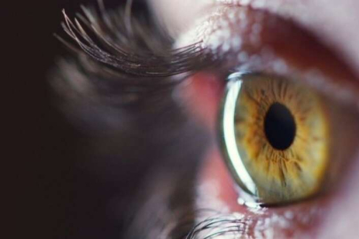 Sağ göz seyirmesi neden olur?