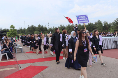 BUÜ Eğitim Fakültesi’nde diploma sevinci