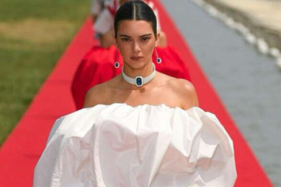 Kendall Jenner'ın beyaz elbisesi olay oldu