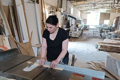 Kadın marangoz erkeklere rakip oldu