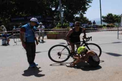 Triatlon yarışlarında bisikletten düşen kadın sporcu gözyaşlarına boğuldu