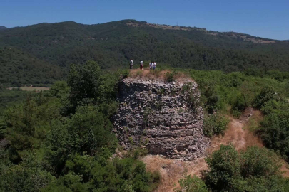 Bursa'nın o köyüne turist yağacak: 2 bin yıllık kale tarihe meydan okuyor