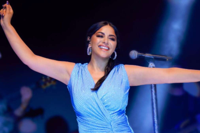 Şarkıcı Zara, sahnede şarkı söylediği esnada üzerine çekirge geldi