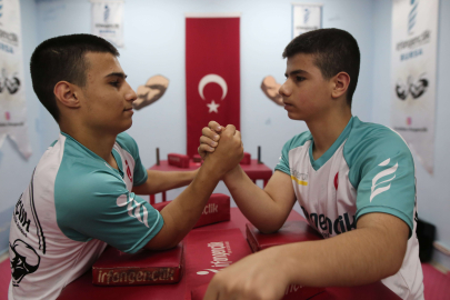 Bursalı ikizlerin bileğini bükebilen daha çıkmadı