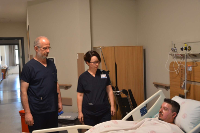 Bursa'da mangal jelinin parladı!Yanan genç, Bursa Şehir Hastanesi'nde şifa buldu