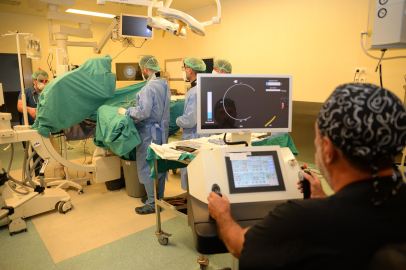 Bursa Uludağ Üniversitesi Hastanesi'nde ilk kez!! Robotik böbrek taşı kırma ameliyatı yapıldı