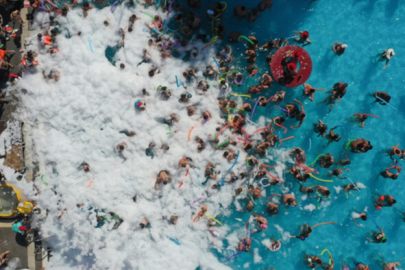 Antalya'da nem oranı yüzde 85'e çıktı: Turistler havuzda serinledi