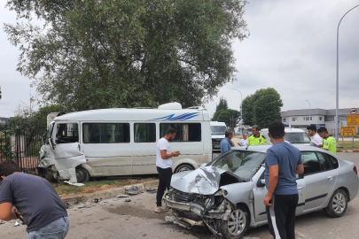 Bursa İnegöl'de tomobil ile minibüs çarpıştı : 4 kişi yaralandı