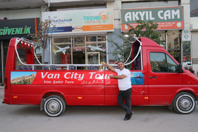 İranlı turistlere üstü açık minibüsle şehir turu