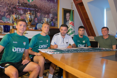 Bursaspor'da üç yetenekli sporcu ile sözleşme imzaladı