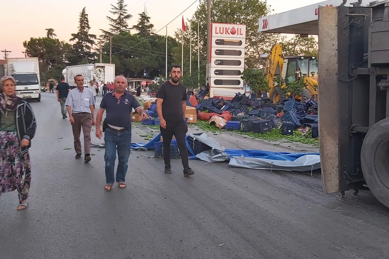 Kontrolden çıkan tır önce araçlara çarptı sonra devrildi