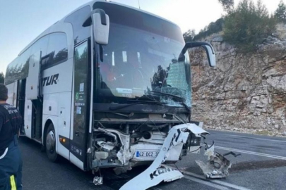 Yolcu otobüsü ile otomobil kafa kafaya çarpıştı! Ölü ve yaralılar var