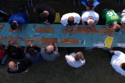 Bursa'da 6 dakikada 14 metre kol böreği yedi!