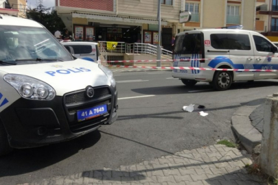 Önce boşanma aşamasındaki eşini sonra kendini bıçakladı