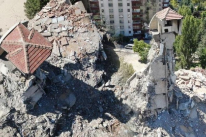 Depremlerden sonra ağır hasar alan binada çatı tek kolon üzerinde kaldı