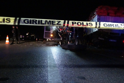 Korku dolu anlar! O yol trafiğe kapandı...Kamyon tehlike saçtı