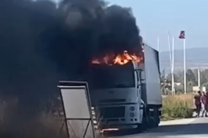 Tır alevlere teslim oldu! O anlar kamerada