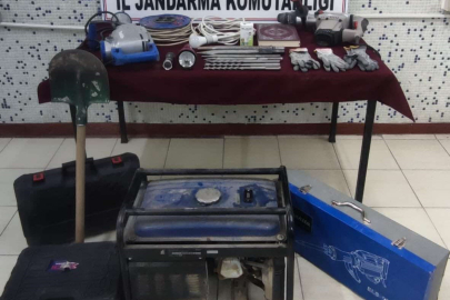 Kaçak kazı yapan 3 defineciyi jandarma yakaladı