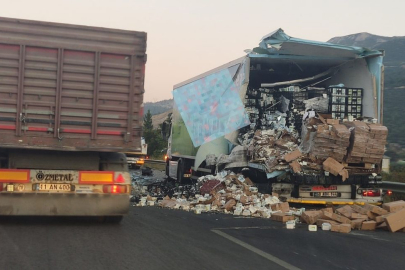 Korkunç kaza! Tıra arkadan gelen tır çarptı... Dorse paramparça oldu