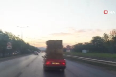 Otomobil üzerinde saman balyaları taşıdı
