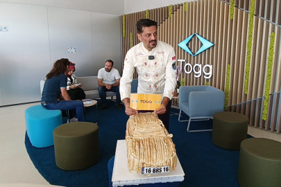 Uzaya börek gönderen rekortmen börekçi o! Togg'unu teslim almaya da börekle gitti