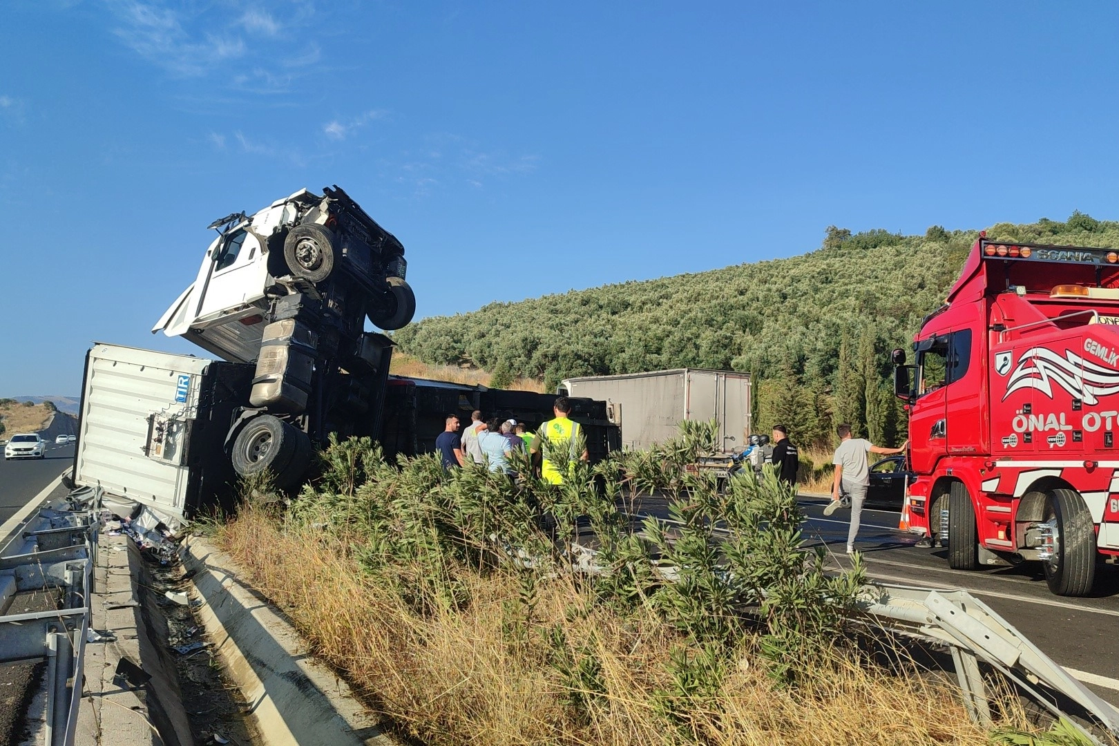 Enerji içeceği yüklü tır devrildi, kupa şahlandı