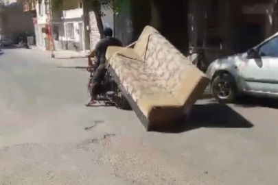 Yük taşımacılığının böylesi 'pes' dedirtti: Kanepeyi motosikletle taşıdı