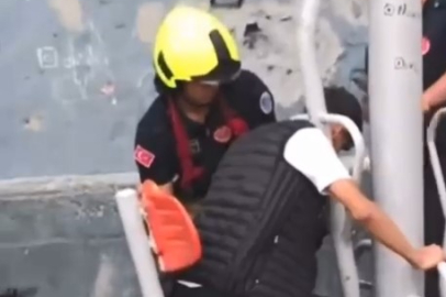 Parkta korkutan kaza! Spor yapan genç korumaya sıkıştı