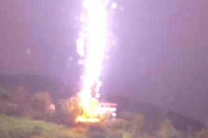 Yıldırım düşme anı görüntülendi