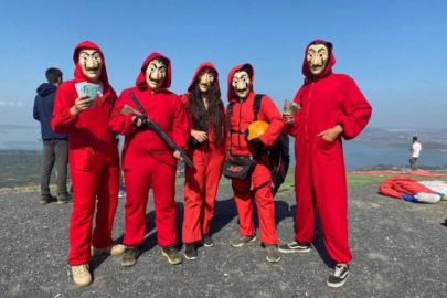 Bursa'da "Uni Uçuş Günleri Kostümlü Uçuş Festivali"nde gökyüzü renklendi