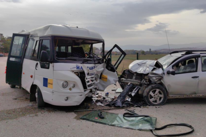 Yolcu dolu minibüs ciple çarpıştı, 11 kişi yaralandı