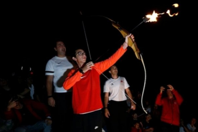 Milli okçu Mete Gazoz, Yanartaş'ta "Türkiye Yüzyılı"nın ateşini yaktı