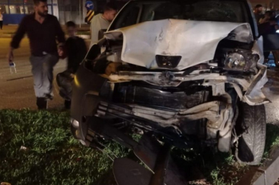 Bursa'da kırmızı ışıkta bekleyen araca arkadan çarptı: 2 yaralı