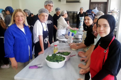 Liseli öğrencilere uygulamalı yemek eğitimi