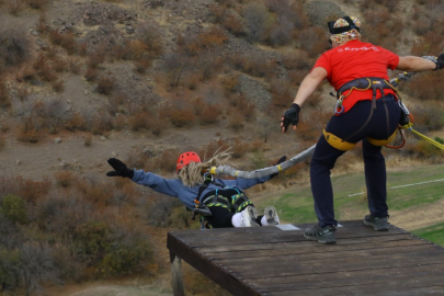 Adrenalin tutkunları, 70 metreden kendilerini boşluğa bıraktı