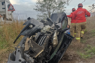 Karayolunda feci kaza: Kontrolden çıktı! Refüje uçtu:Yaralılar var