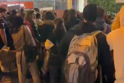 Hediye için kuyruk oldular! Sabaha kadar bekleyecekler