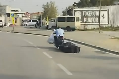 Trafikte ilginç anlar! Motosikletin arkasında plastik kasalar bağlayıp...