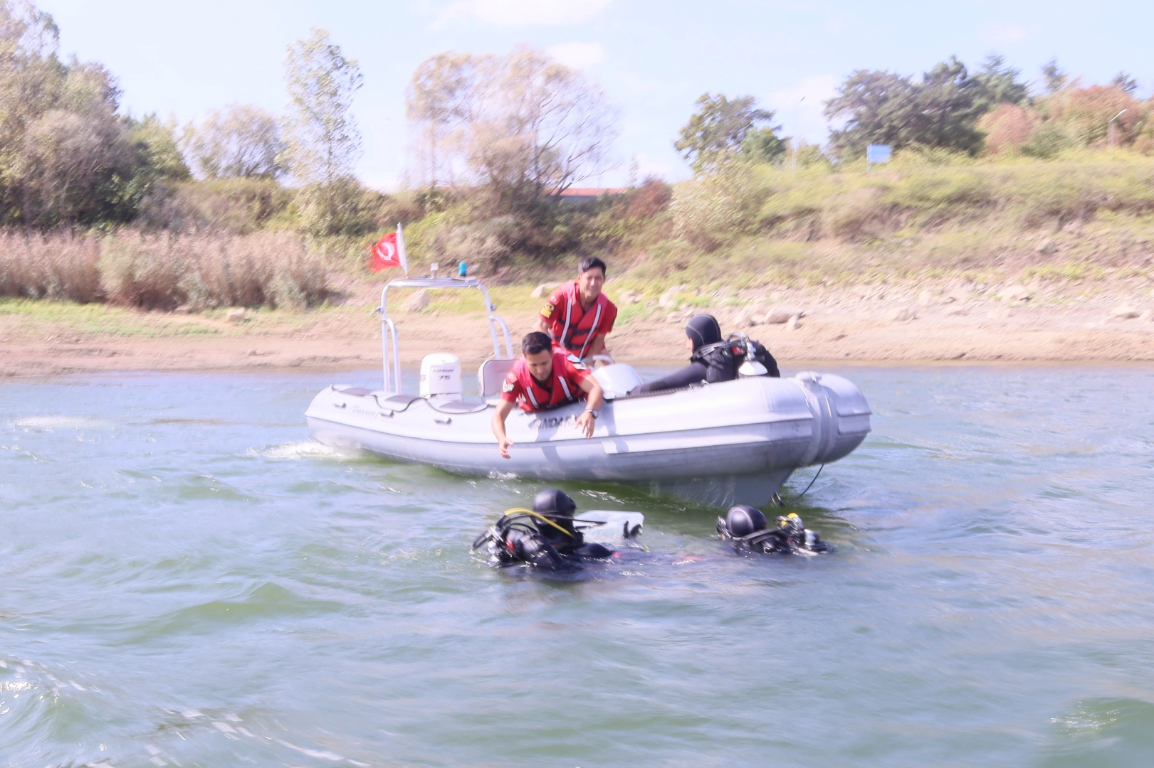 Jandarma Sualtı Arama Kurtarma Timinden barajda arama kurtarma tatbikatı