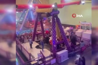AVM'de faciadan dönüldü: Çocukların bindiği oyuncak devrildi