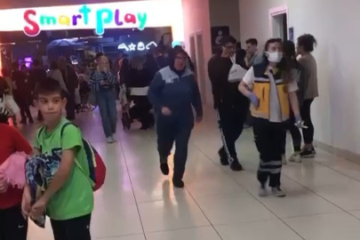 Eğlence parkında  panik anları kamerada!  Çocukların bindiği oyuncak devrildi