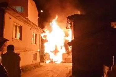 Devrilen ısıtıcıdan çıkan yangın evi küle çevirdi: 1 yaralı