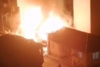 Devrilen ısıtıcıdan çıkan yangın evi küle çevirdi: 1 yaralı