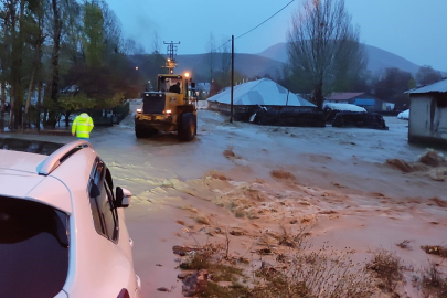 Selde mahsur kalan 2 çoban ve 30 hayvan kurtarıldı