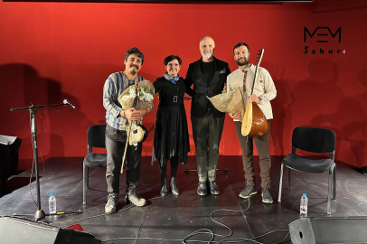 Kabak kemane ve bağlamayla halk müziği konseri