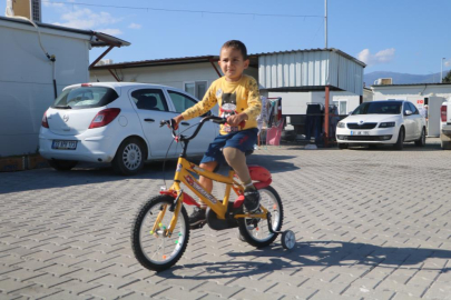 Depremzede Murat, protez bacakla çocukluğunu yeniden yaşıyor
