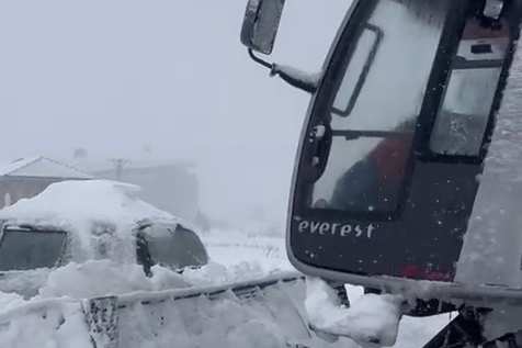 Uludağ'da zor anlar...Kimisi zıplayarak kurtulmaya çalıştı, kimisini kar küreme aracı sürükledi