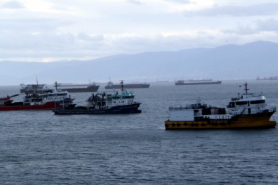 Yük gemileri fırtına nedeniyle doğal limana demirledi